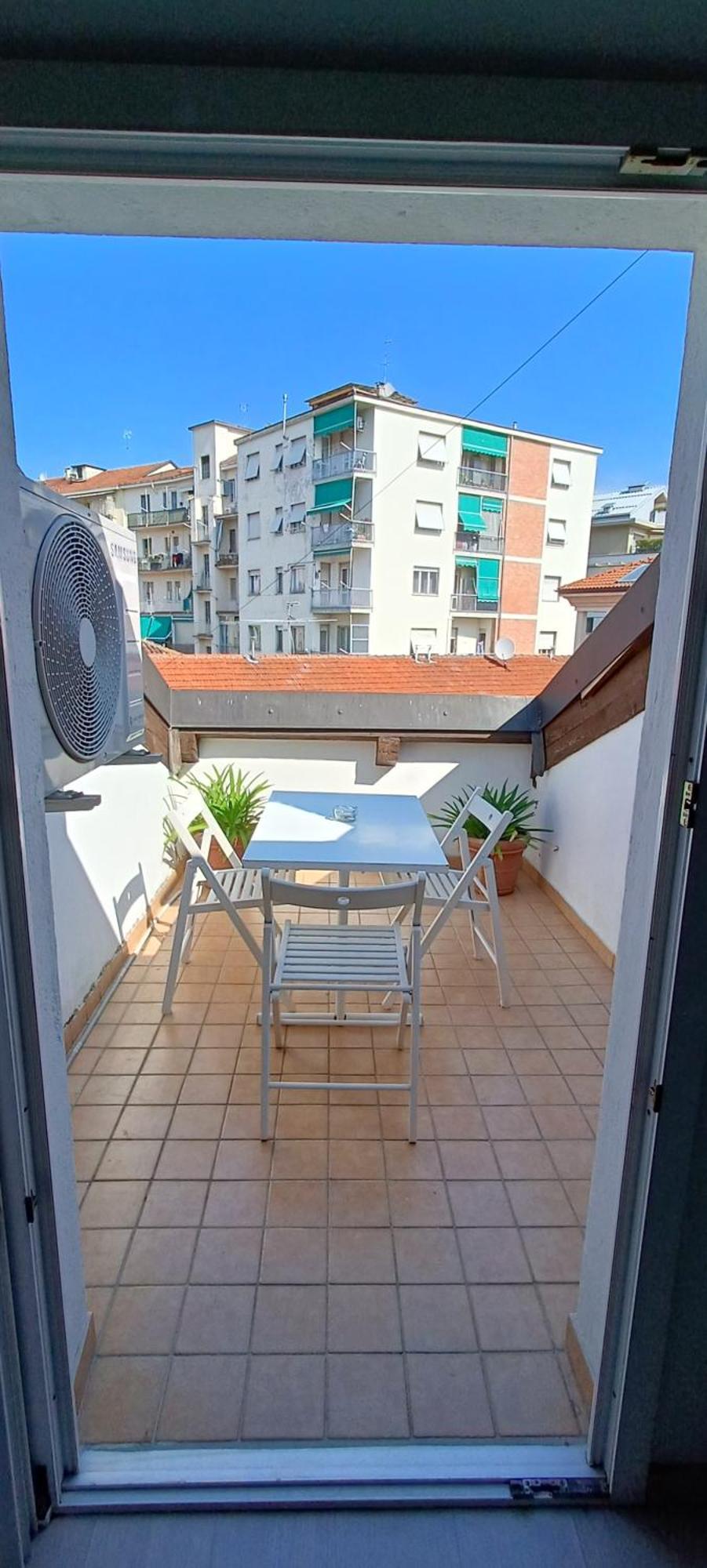 Centro Storico-Mansarda Verde Con Terrazzino E A/C Asti Buitenkant foto